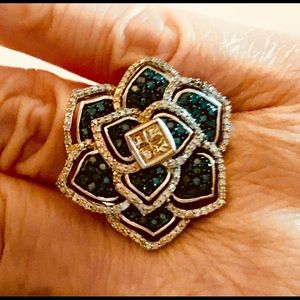 Velvet Blue Diamond Floral Ring & White Diamond